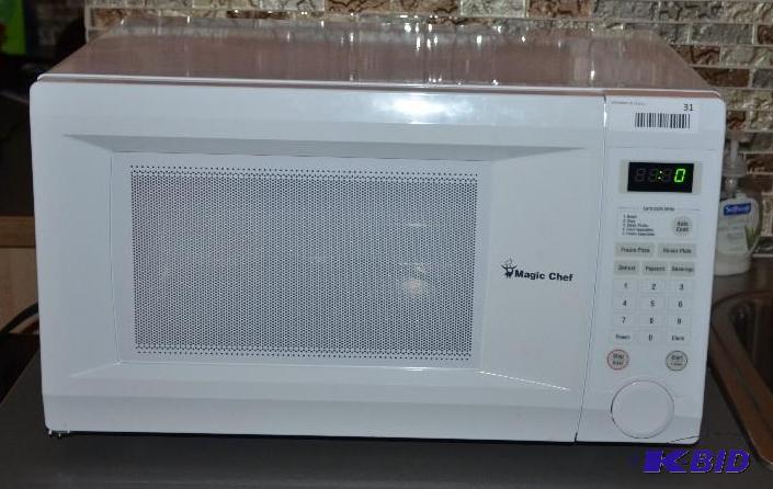 lot 31 image: Magic Chef microwave model MCD1110WB...