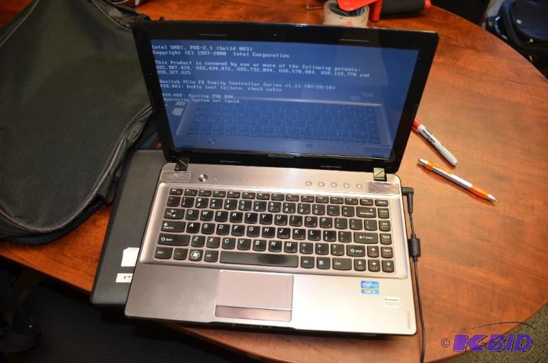 lot 67 image: Lenovo Z370 Core i3 with bag, powers up, no h...