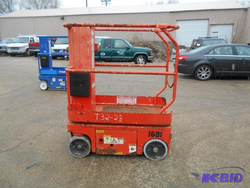 Snorkel TM-12 Electric Personnel Lift. 12 Deck Height.
