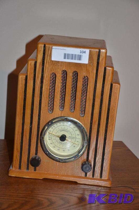Classic Collectors Radio #9762 11x5x8...