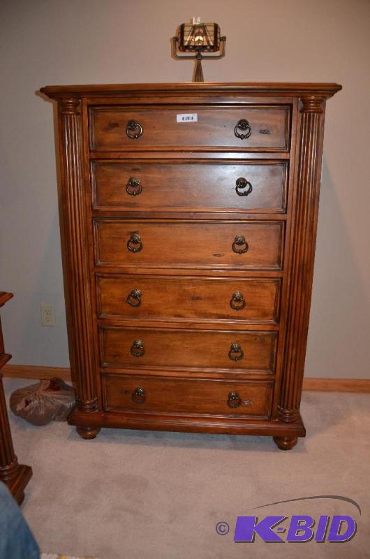 Chest of drawers. 38x19x54. Matches lot 81 2n...