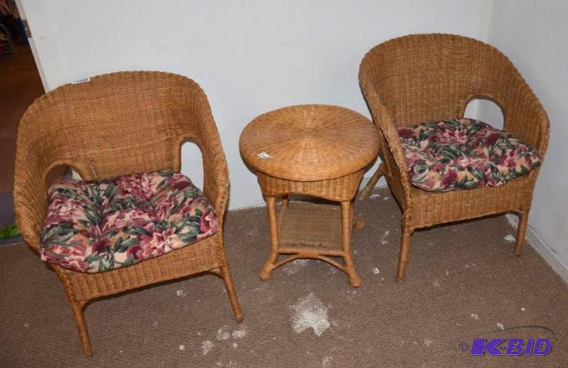 Wicker table 23x21&quot lower level...