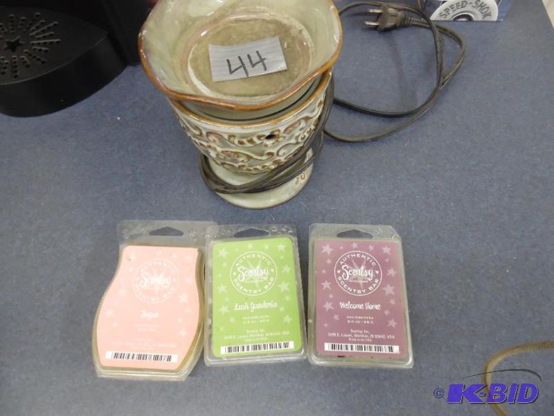 Scentsy warmer and 3 Scentsy bars