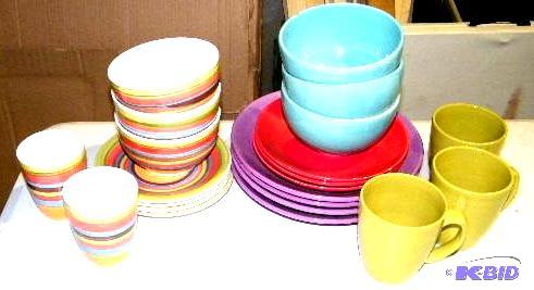 Miscellaneous Matching Dinnerware Lot - 4 pur...