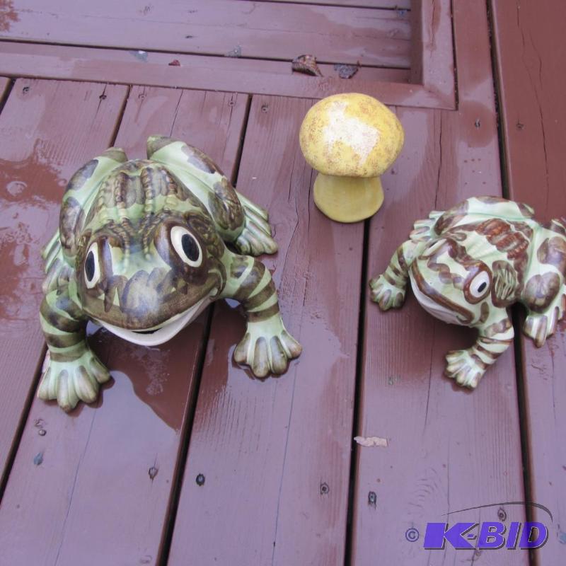 Ceramic Garden Toads & Mushroom