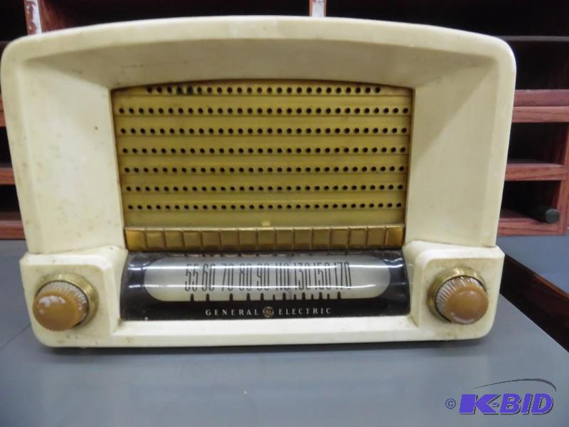 lot 7 image: 1950s General Electric Radio