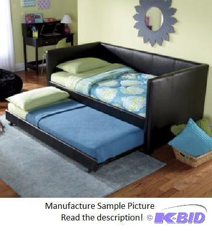 lot 13 image: Trundle Daybed - With our Trundle Daybed, you...