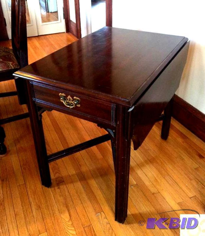 lot 1002 image: Drop leaf table