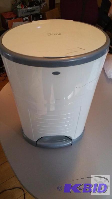 lot 28 image: Dekor -  Diaper disposal can