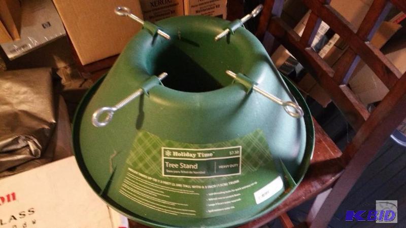 lot 40 image: Holiday Time Tree stand