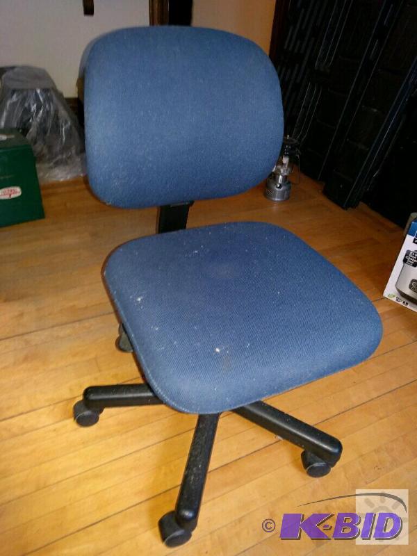 lot 709 image: Blue Rolling Office Chair
