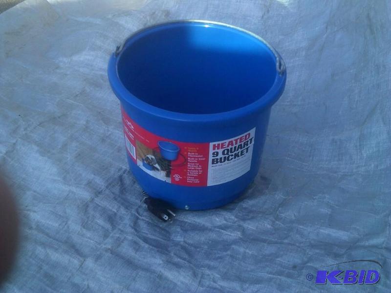 Heated water bucket