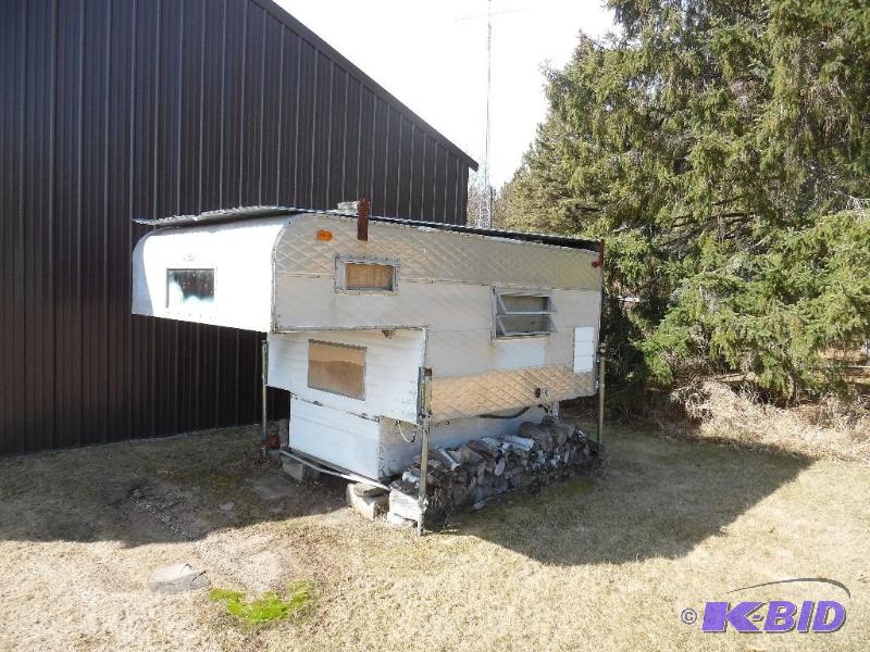 lot 2 image: Pickup Camper