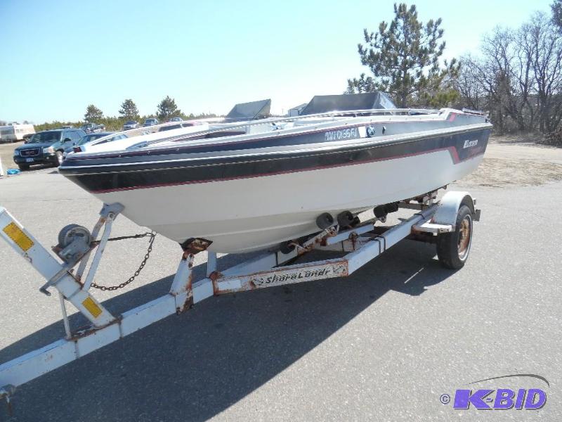lot 3 image: 1988 Larsen Boat