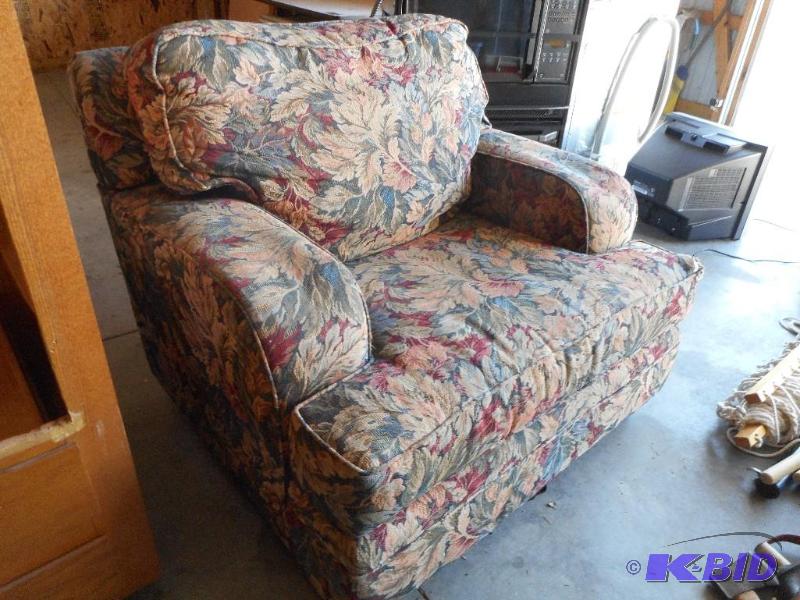 lot 6 image: Oversized Chair