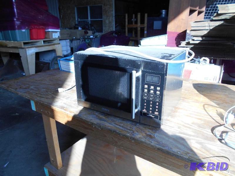lot 17 image: Galanz Microwave