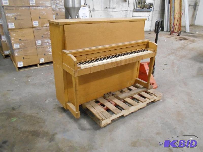 lot 19 image: Piano