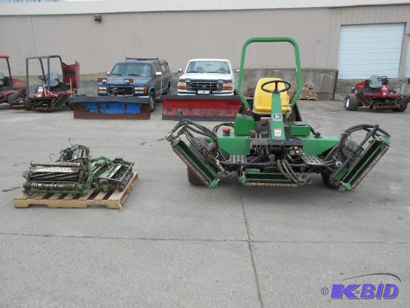 lot 2 image: John Deere 3215 Commercial Reel Lawn Mower. NO RESERVE