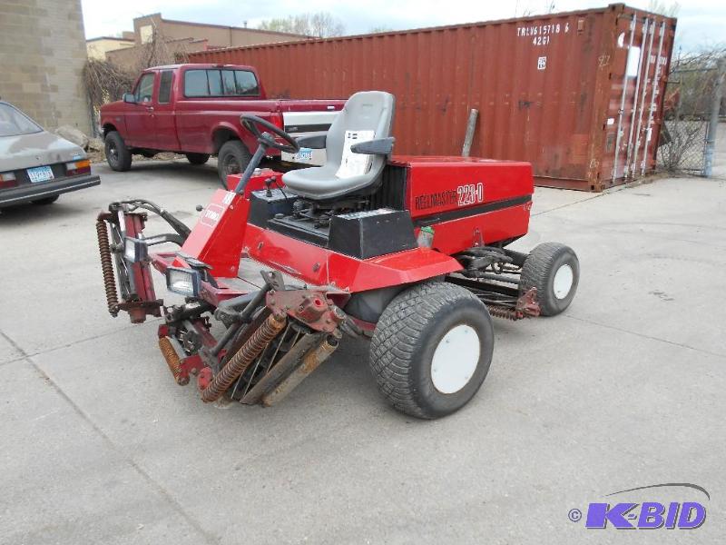 lot 9 image: Toro Reelmaster 223-D Reel Lawn Mower. Bid With Confidence.