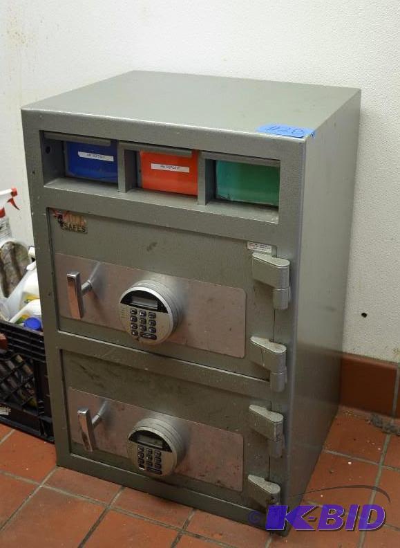 lot 28 image: Bull Safe. 16&quotx20&quotx30". Bring ...
