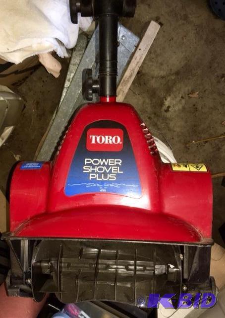 lot 41 image: Toro Power Shovel Plus & Silent Reel 18 A...