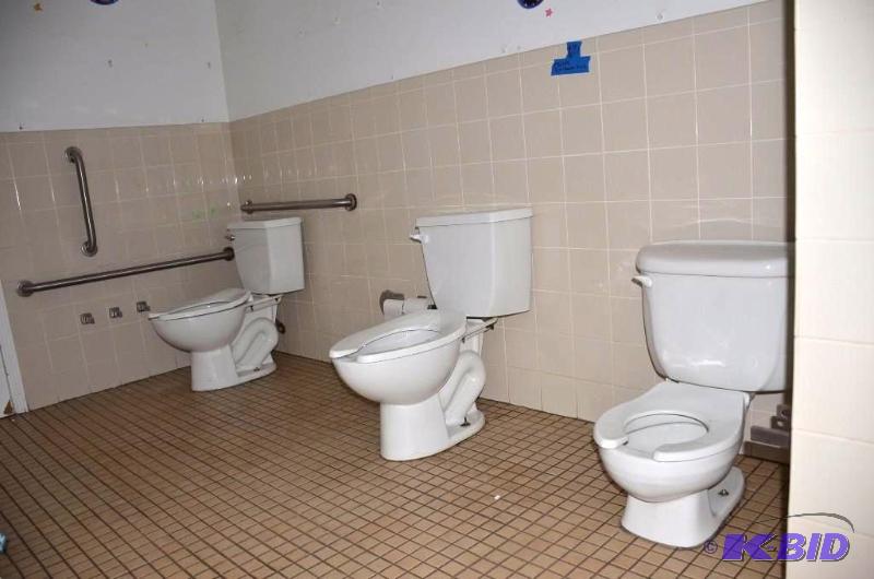 lot 71 image: 3 Toilets and 3 hand rails 26&quott, 29 12&...