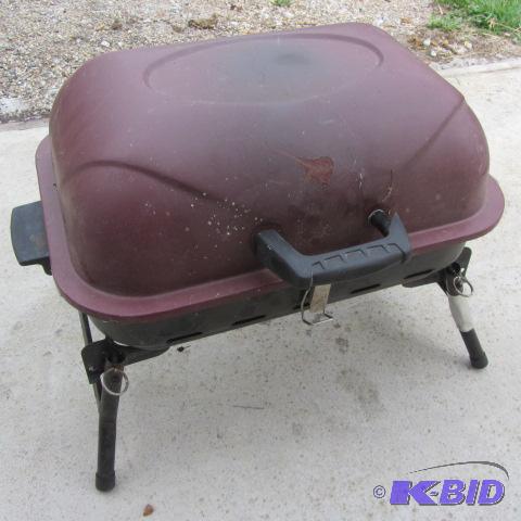 lot 24 image: Portable Gas Grill