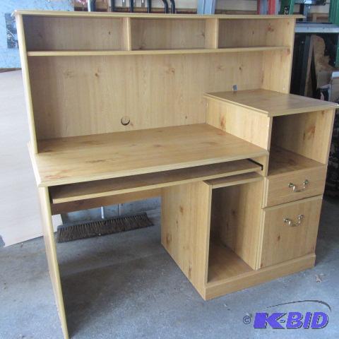 lot 27 image: Computer Desk