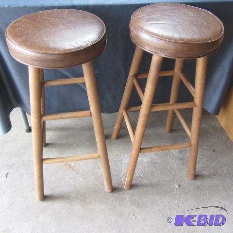 lot 32 image: Pair Stools