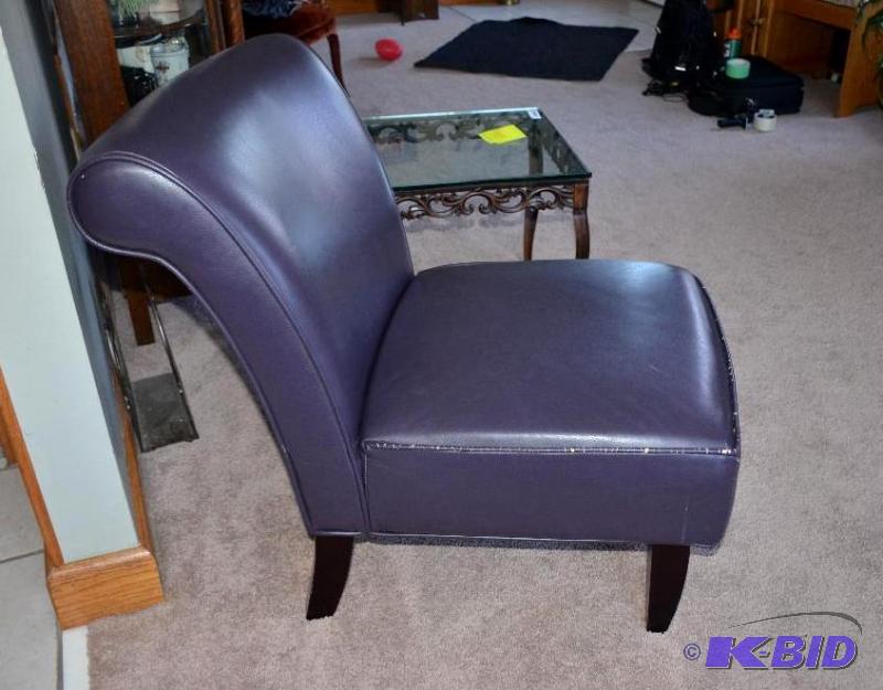 lot 10 image: Beautiful modern soft leather chair...
