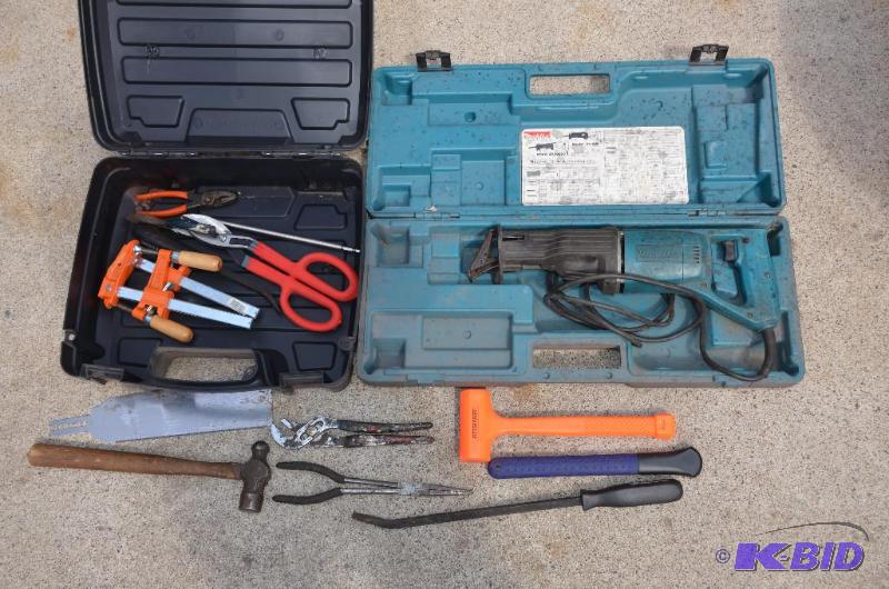 lot 114 image: Makita sawsall model JR 3000V with 2 cases wi...