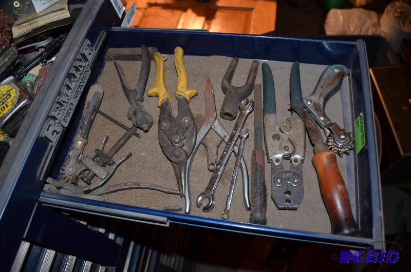 lot 127 image: Snap on tools and other automotive tools...