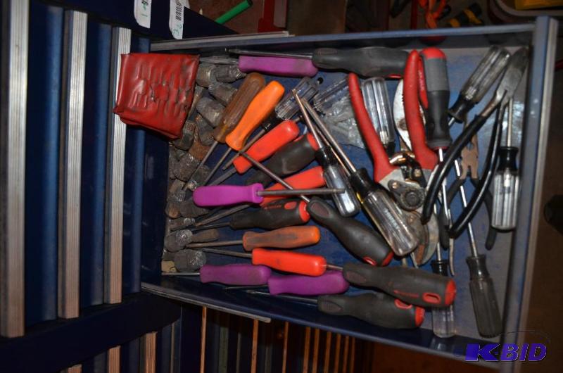 lot 129 image: 3 drawers of screw drivers different sizes, ...