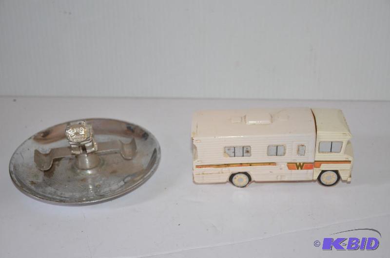 lot 152 image: Bull dog ash tray 6" diameter, Avon Winn...