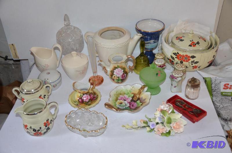 lot 166 image: Lot of collectible colored glassware includi...