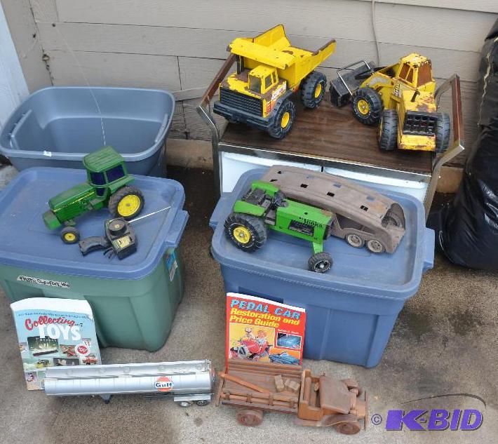 lot 179 image: Tonka and other vintage toys. tubs not includ...