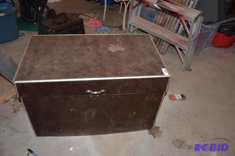 lot 192 image: Vintage trunk 36x21x22 tall contents not incl...