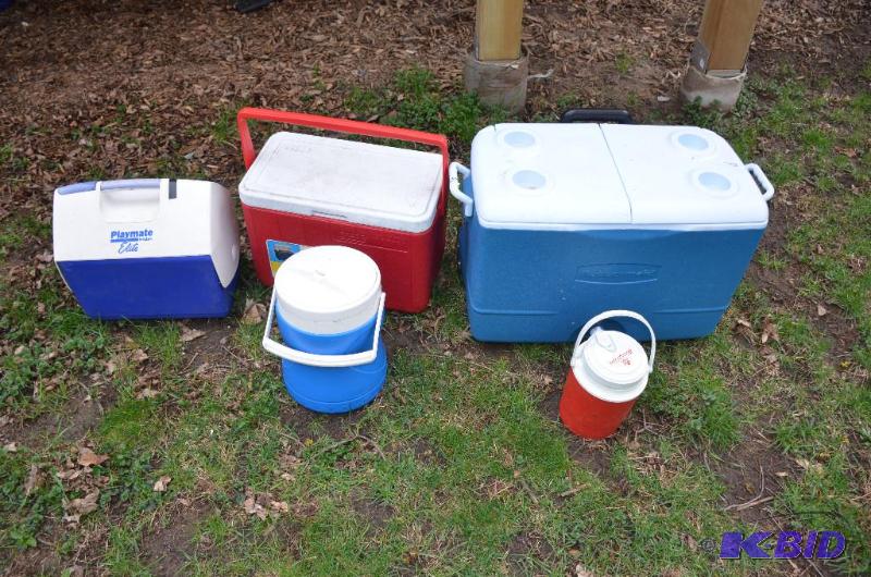 lot 215 image: Lot of 3 Coolers Coleman, Rubbermaid, Playmat...