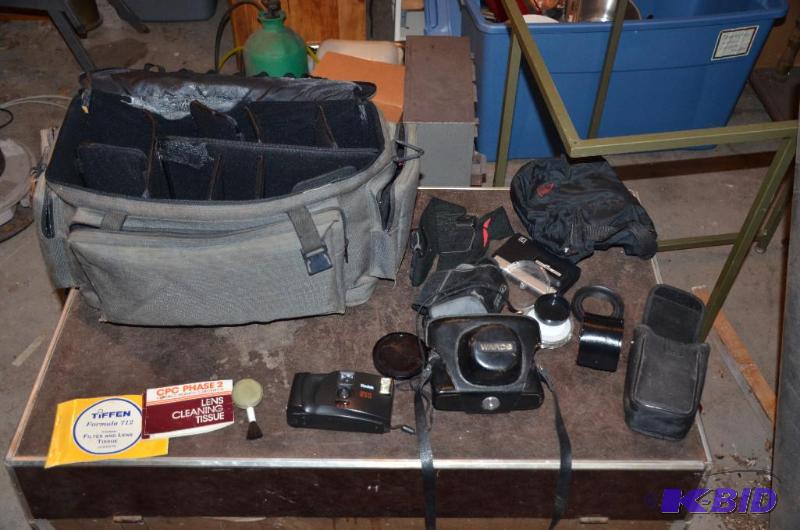 lot 219 image: Lot of Vintage film cameras in camera bag inc...