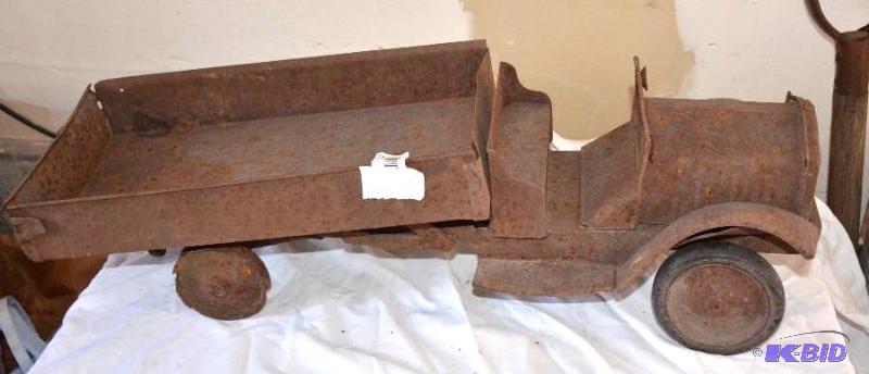 lot 22 image: Antique Buddy L&nbspDump Truck metal toy car...
