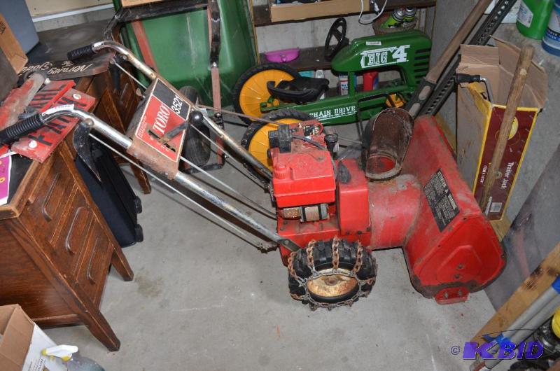 lot 25 image: Toro snow blower model 3521 , electric start,...