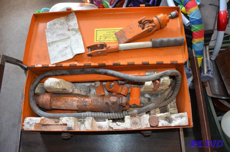 lot 39 image: Central hydraulics 4 ton portable puller kit ...