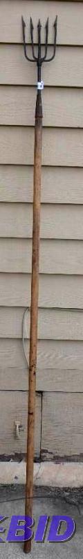 lot 50 image: Vintage fish spear 84" long...