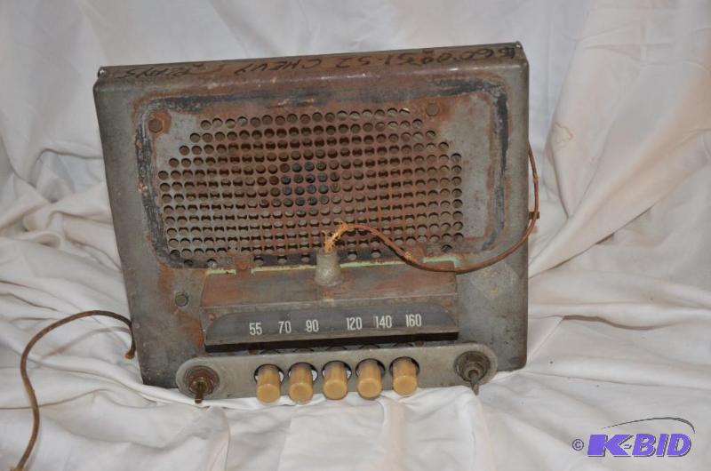 lot 72 image: 1951-1952 Chevy Car Radio. It says it plays, ...