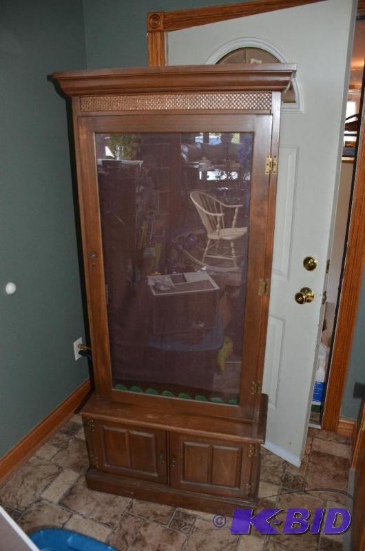 lot 8 image: Wood gun case 32x13x70...