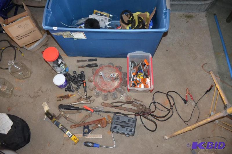 lot 89 image: Assorted hand tools, 6-12 volt battery charge...