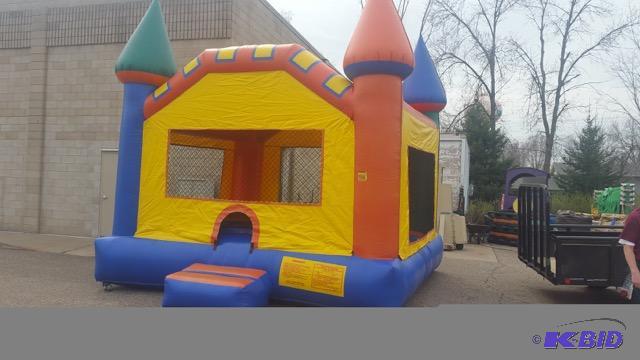 lot 10 image: Bounce house&nbsp15x15   ...