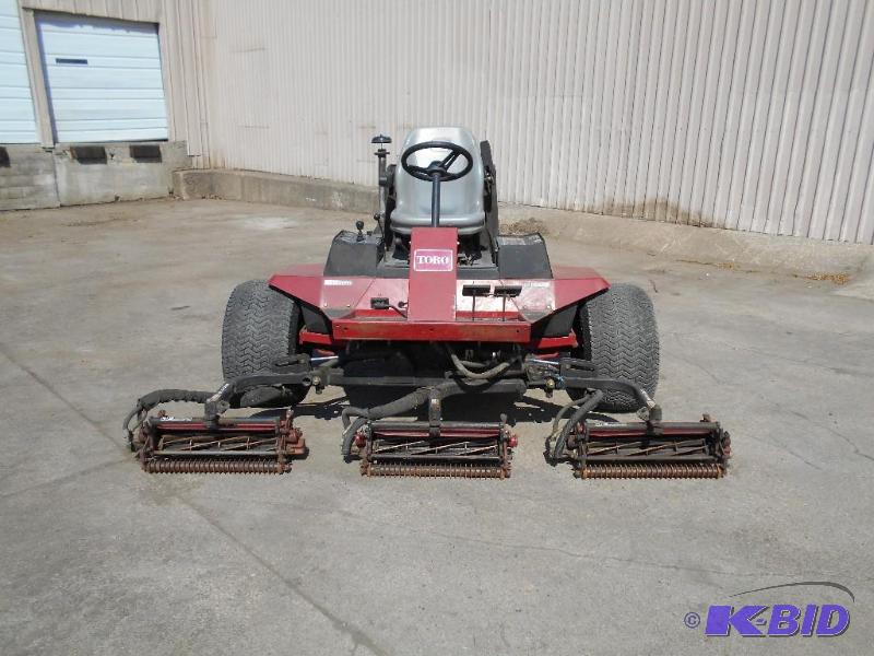 lot 2 image: Toro 5300-D Reelmaster Commercial Lawnmower. Starts, Runs, Cuts. NO RESERVE