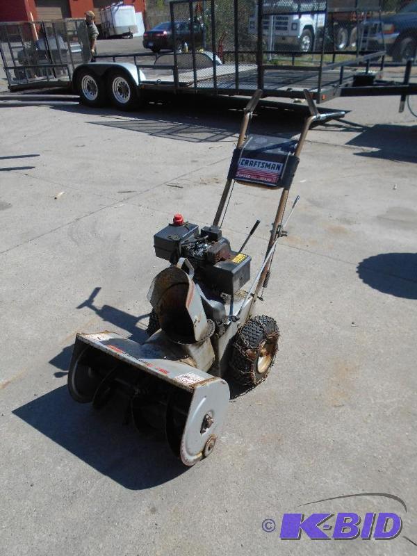 lot 8 image: Crafstman Snowblower. Electric Start. Runs.