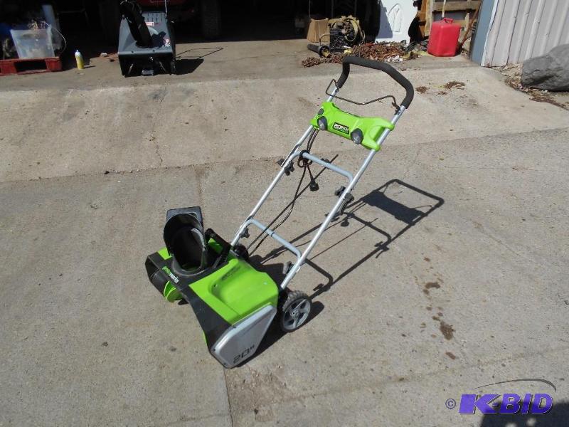 lot 13 image: 20 Electric Snowblower. NO RESERVE